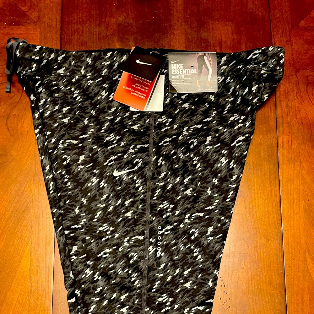 Brand new Nike leggings with tag 😊 Would make a great Christmas 🎄 Present 🎁
